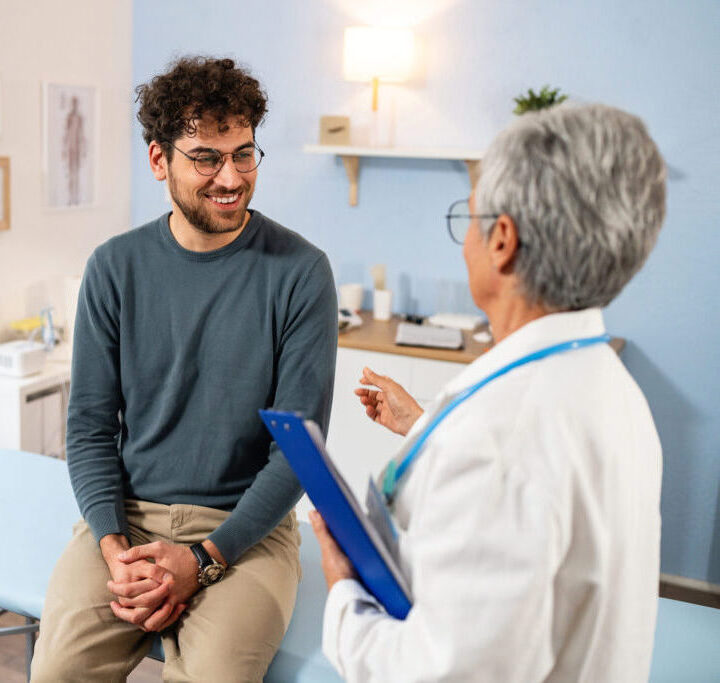 Ärztin in Kommunikation mit Patient